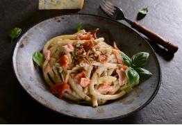 Makaron z łososiem w sosie gorgonzola i pestkami słonecznika