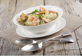 Irlandzki chowder z wędzonym łososiem