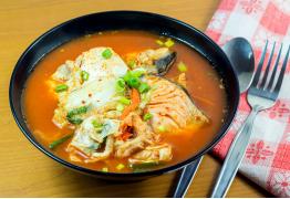 Zupa z kimchi i łososiem 
