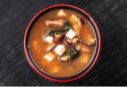 Orientalna zupa z łososiem, brokułami i grillowanymi pieczarkami