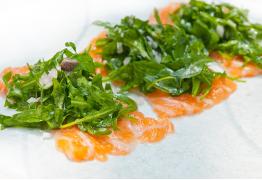 Carpaccio z łososia z sałatką z rukoli
